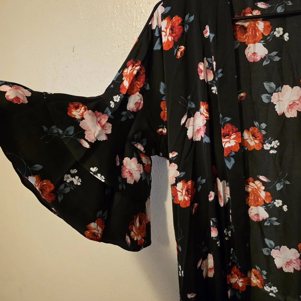 BEAUTIFUL FLORAL SILK ROBE WITH RUFFLE SLEEVES - Picture 3 of 5